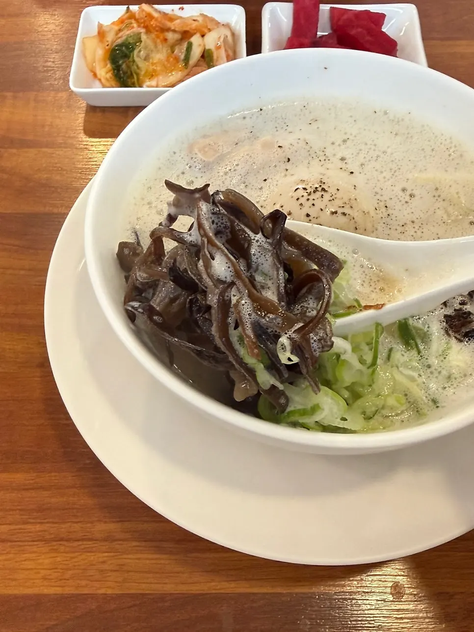 진한 닭 육수 베이스의 토리빠이탄 라멘