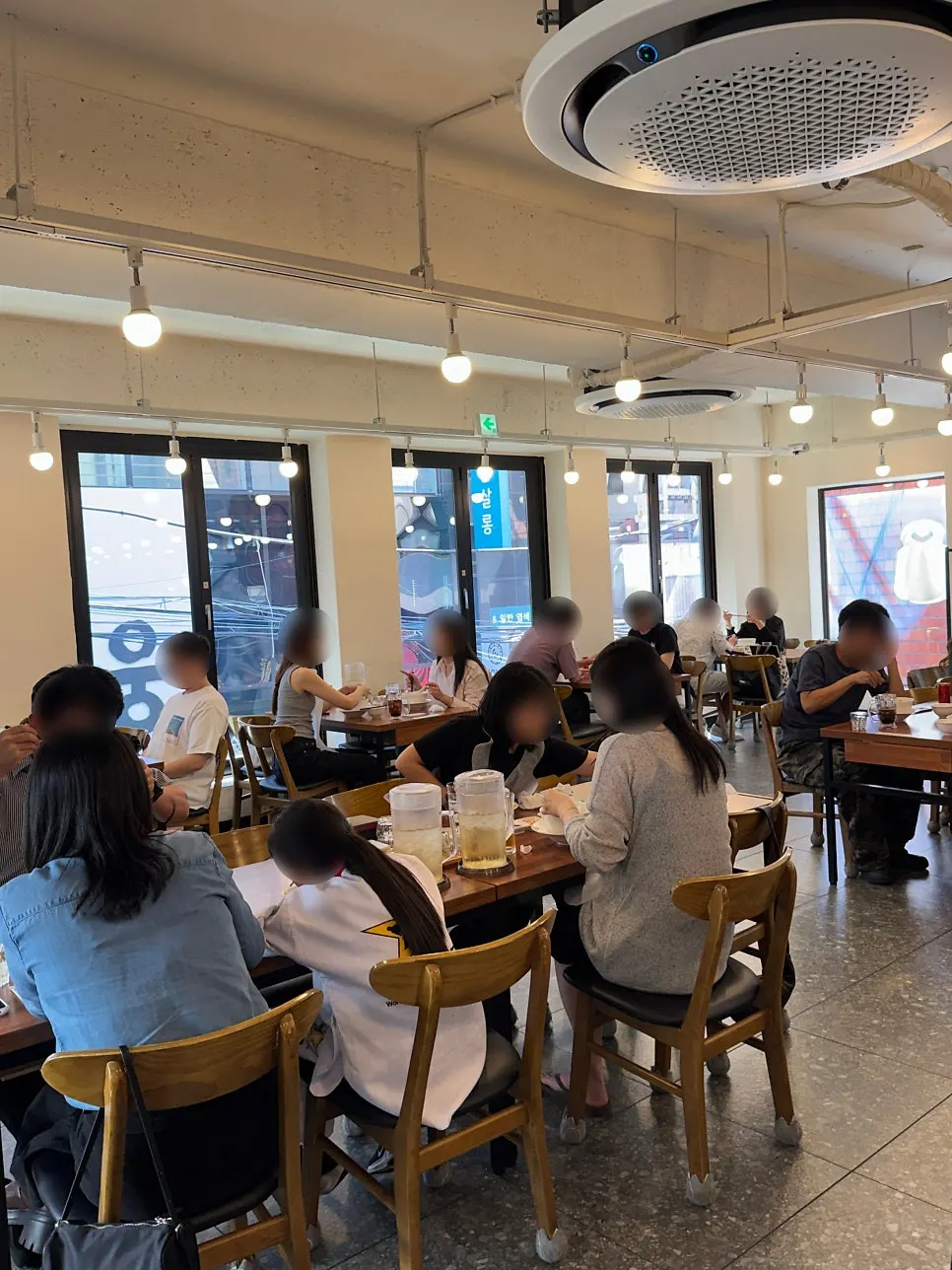 주말 손님으로 채워진 오레노라멘 강남점 좌석
