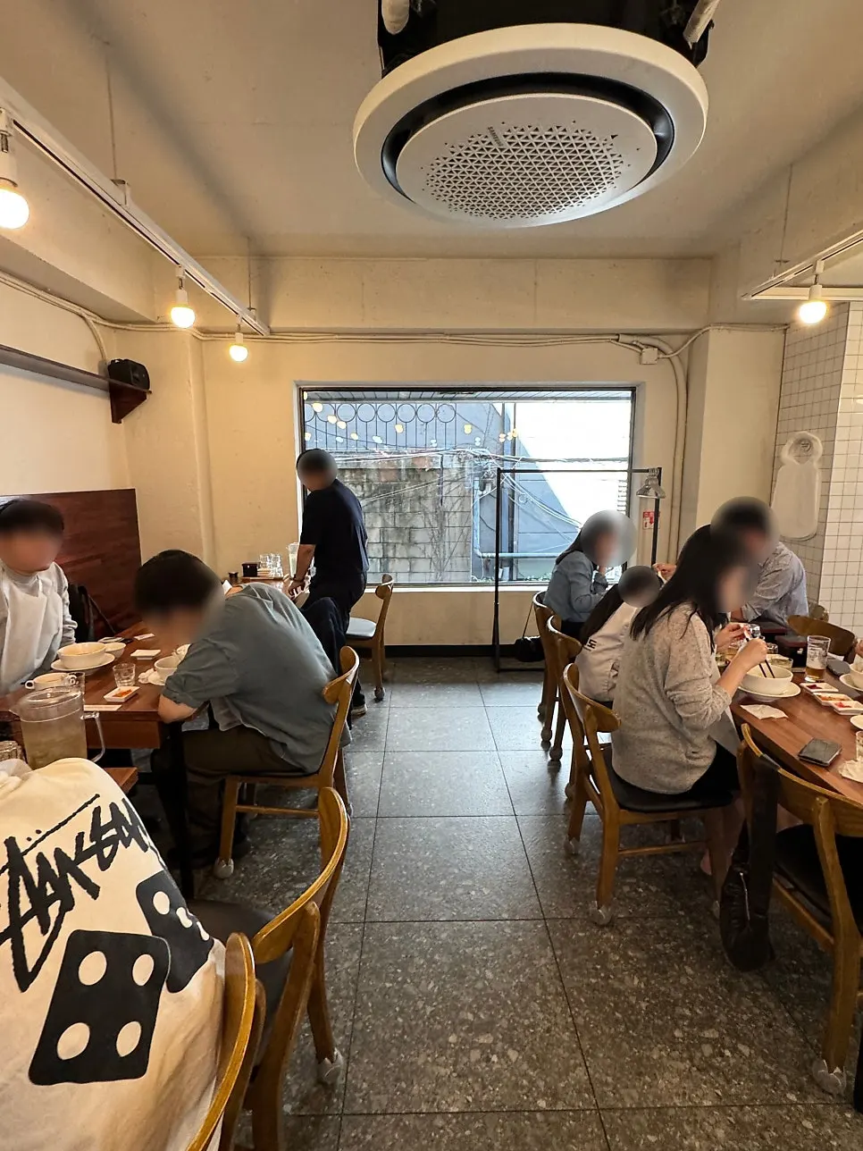 오레노라멘 강남점 테이블석 전경