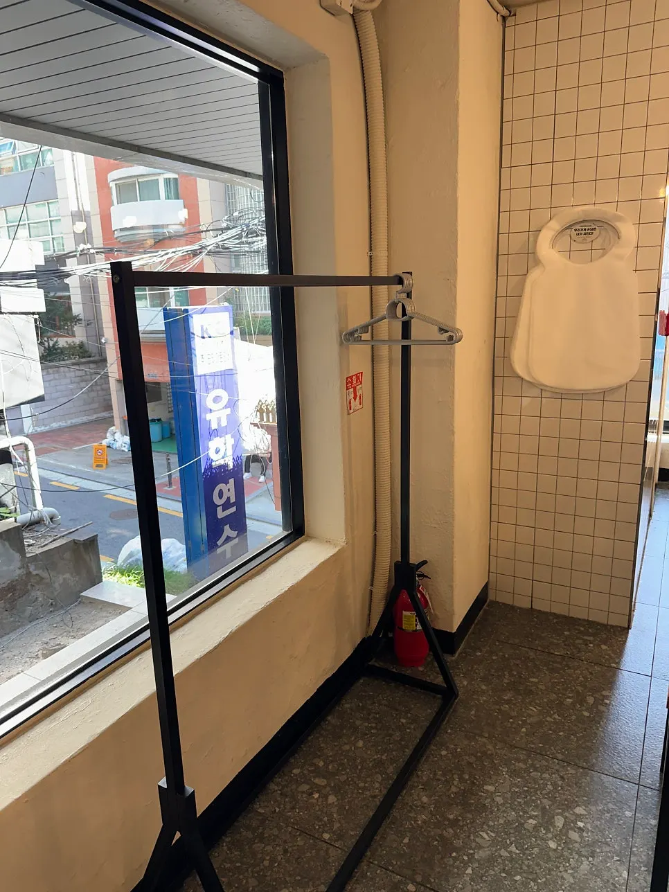 오레노라멘 강남점 벽면 옷걸이