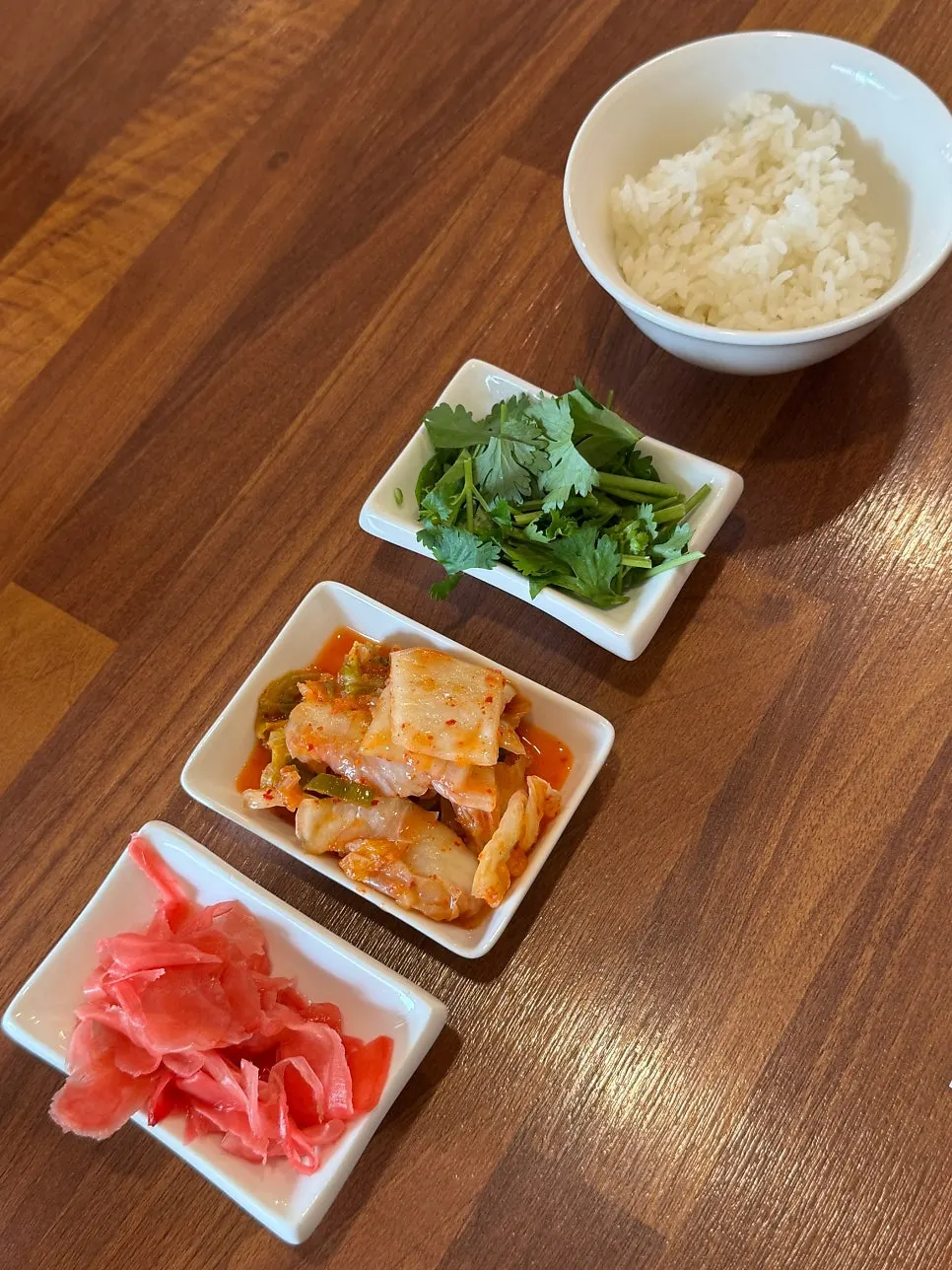 라멘보다 먼저 나온 반찬과 공기밥