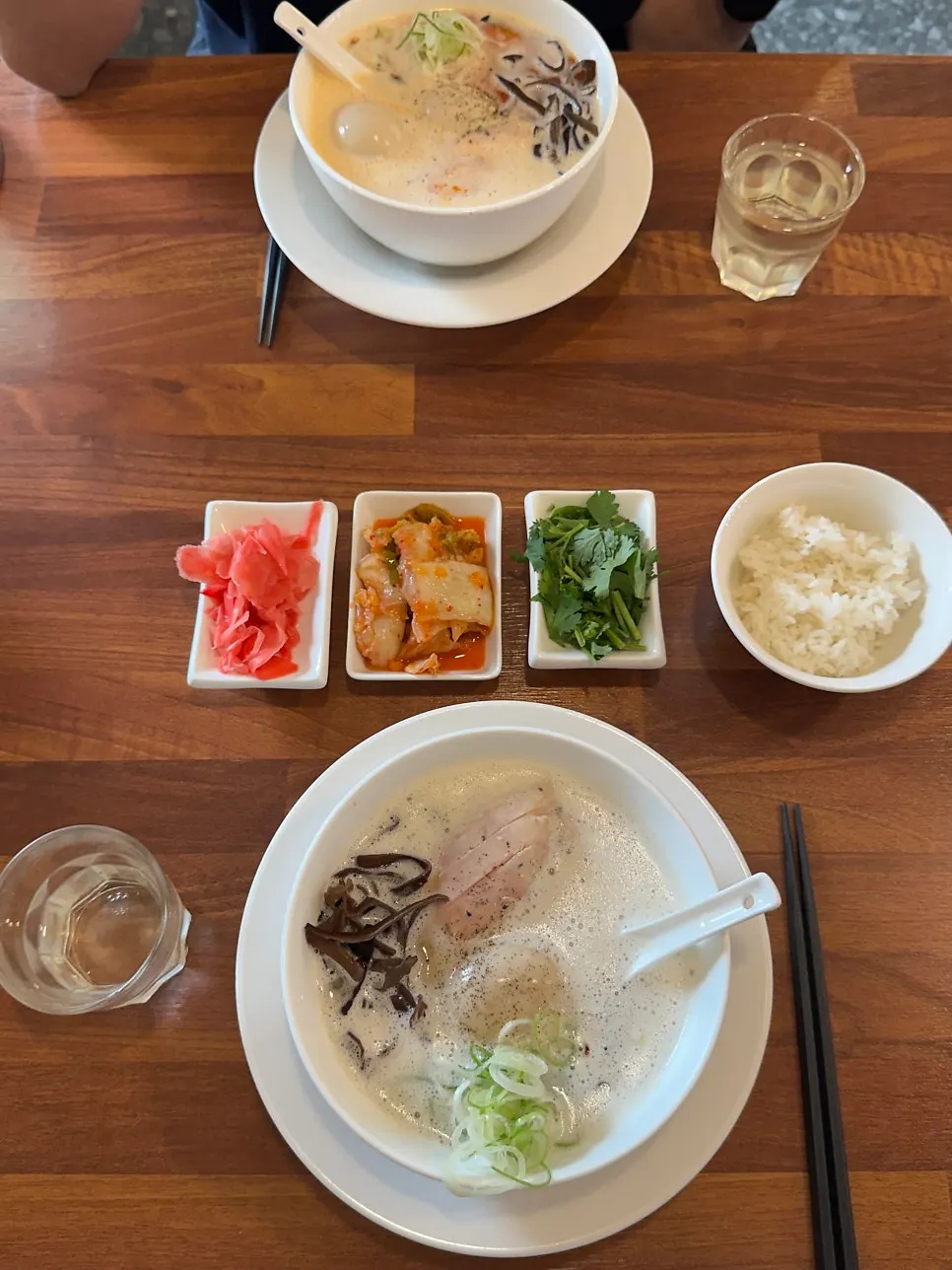 면과 육수 무료 리필 안내가 있는 테이블 세팅