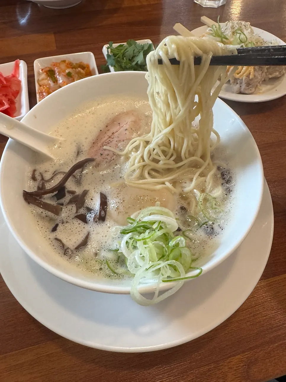 수비드한 닭고기 토핑이 올라간 라멘
