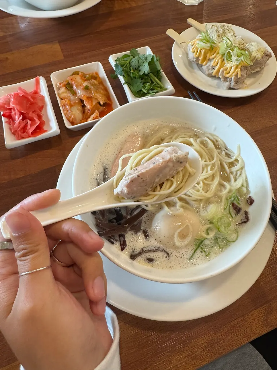 젓가락으로 들어올린 라멘 면
