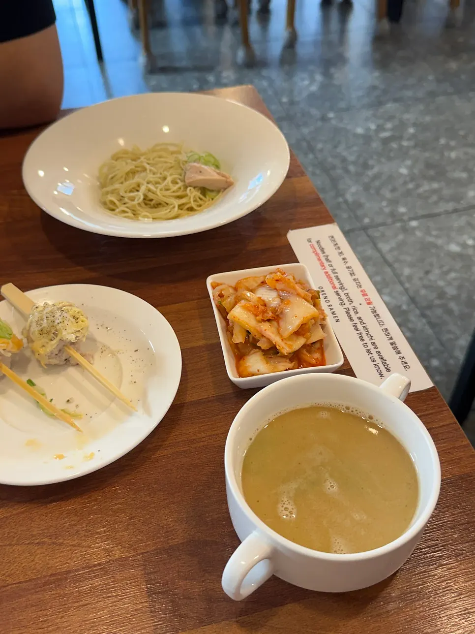 파채 명란마요와 치즈가루가 올라간 모듬쯔꾸네