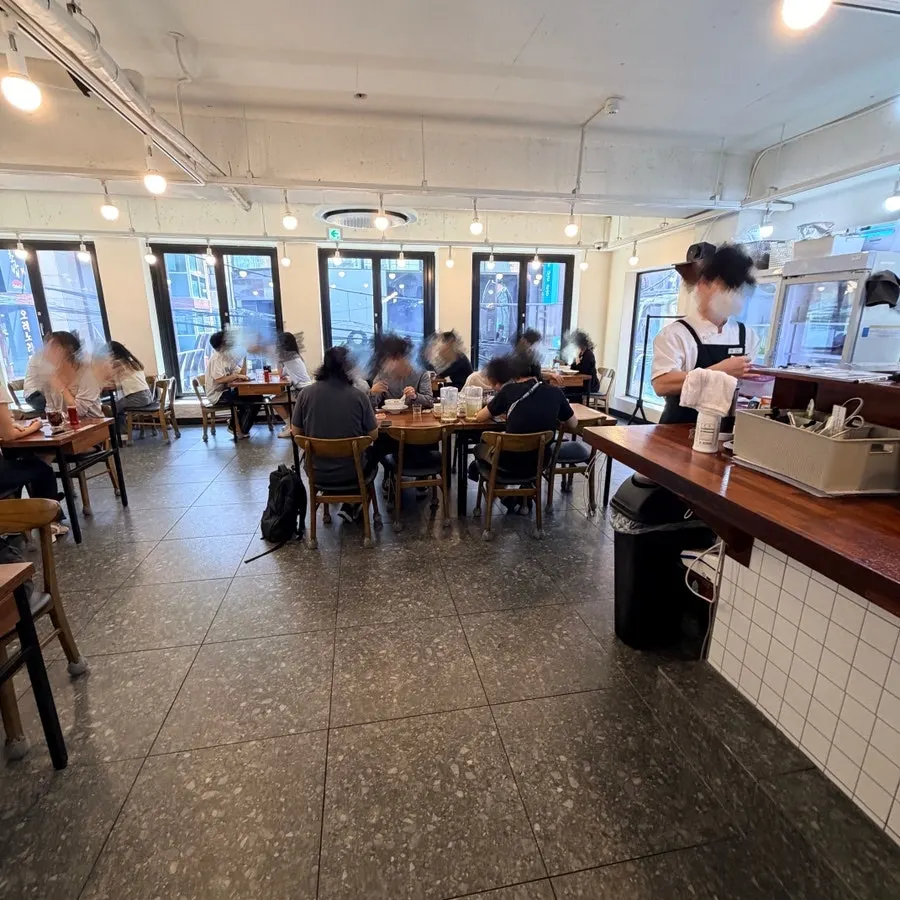桌位充足的店内全景