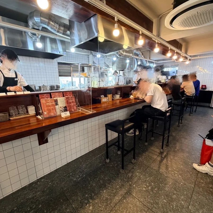 开放式厨房前适合一人用餐的吧台座位