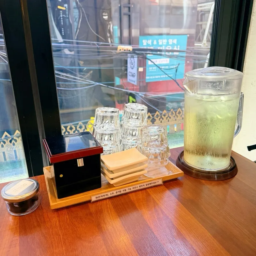 摆有大麦茶、萝卜、发绳的桌面配置