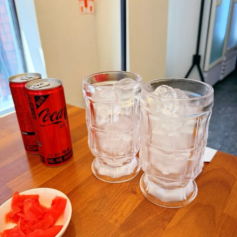 配着冰杯上桌的可乐