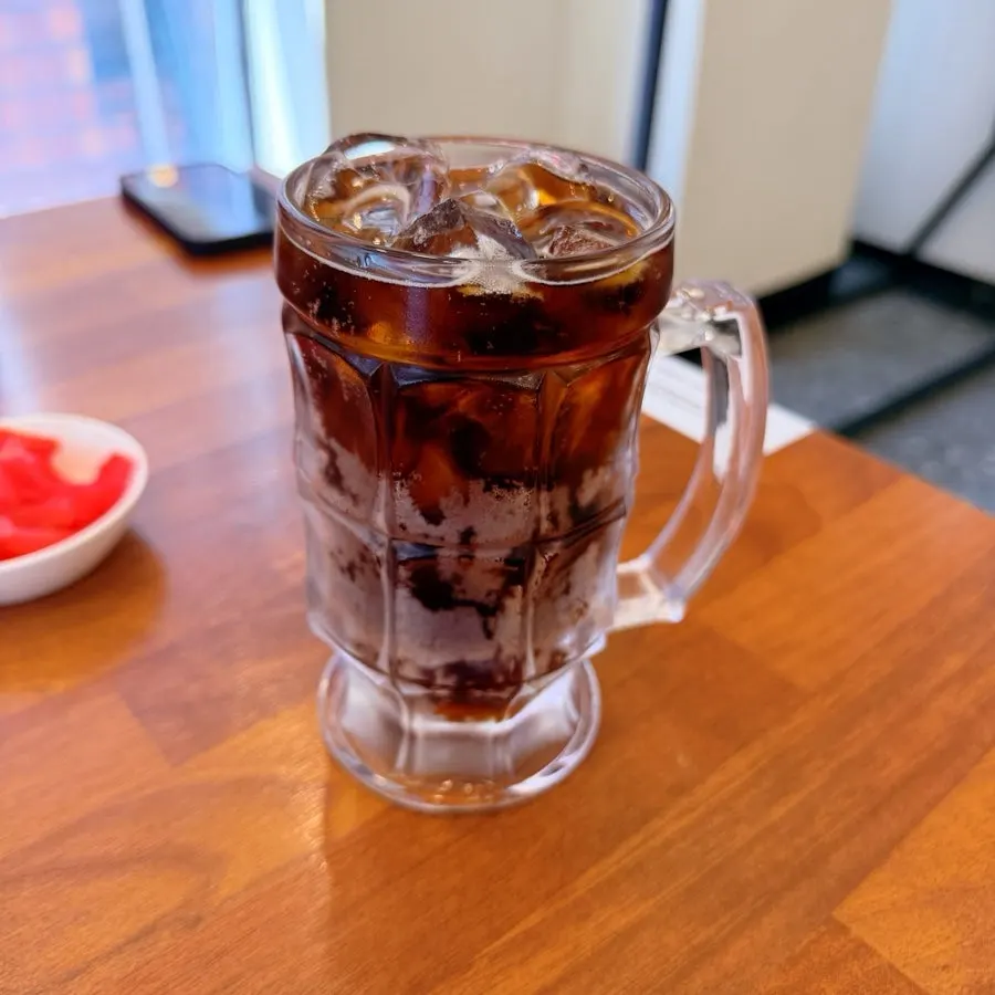 桌上摆放的可乐与玻璃杯