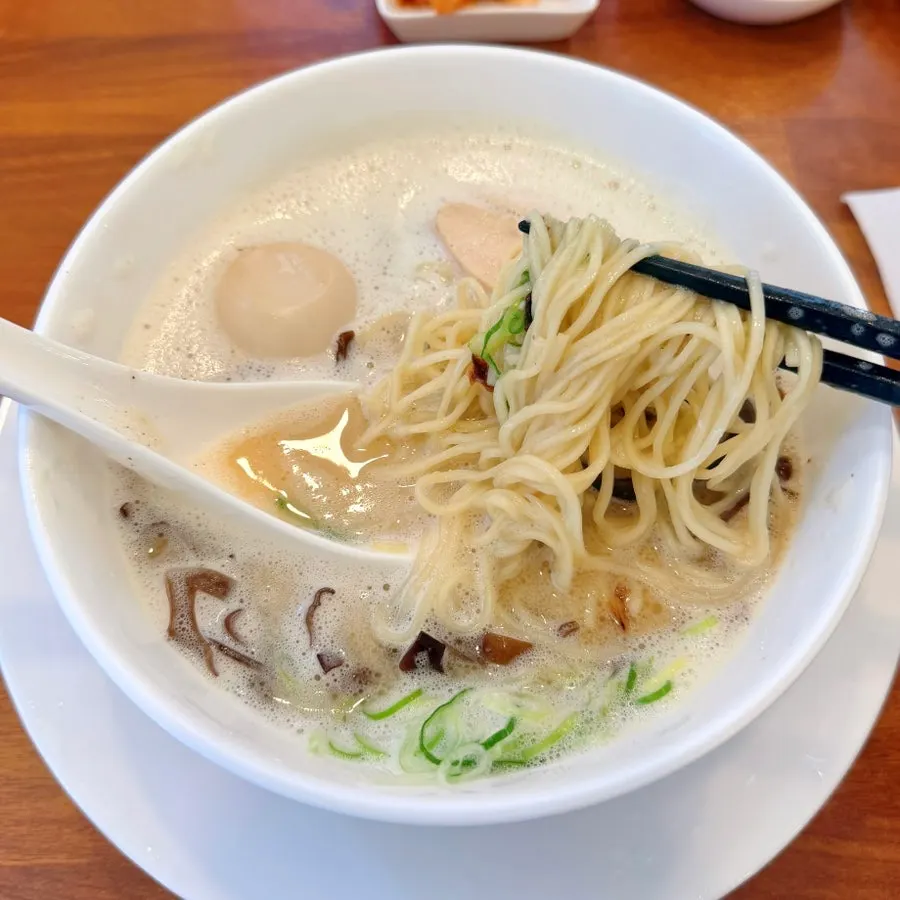 撒有黑胡椒的鸡胸肉配料特写
