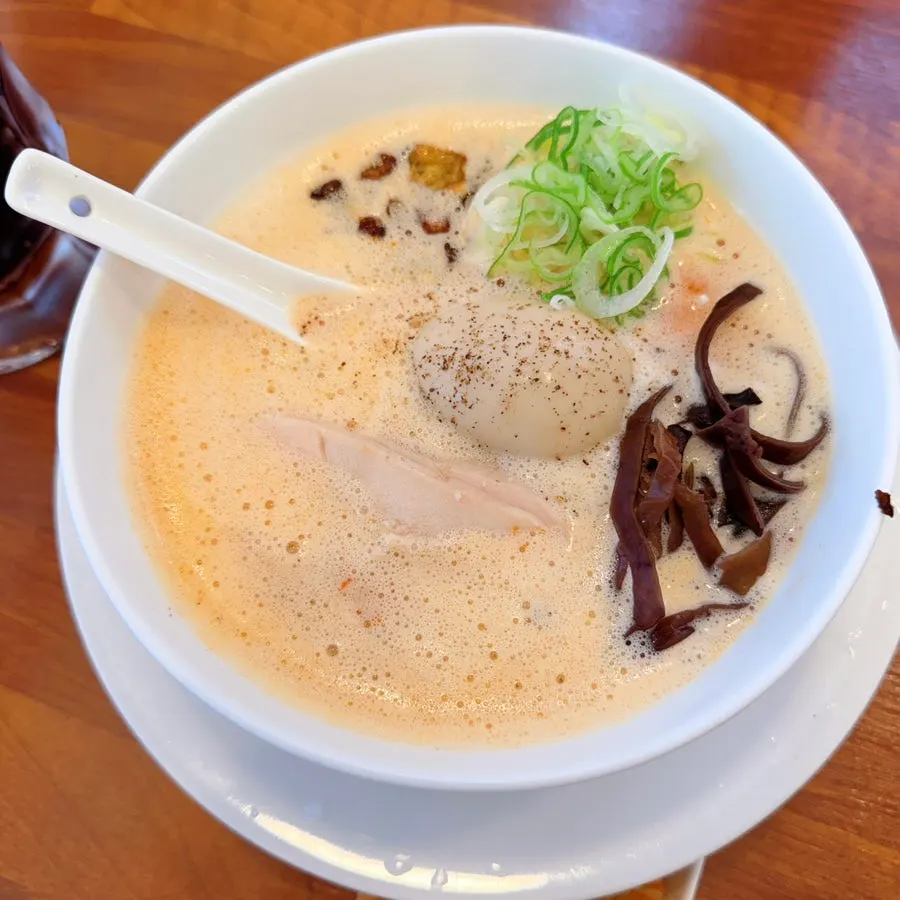 红色汤底的辣味鸡白汤拉面