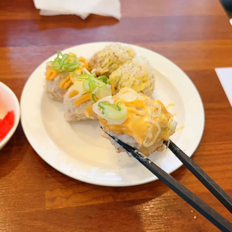 淋有明太子酱的鸡肉丸特写