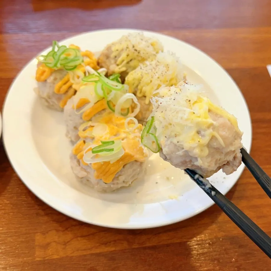 个头大的鸡肉丸切面特写