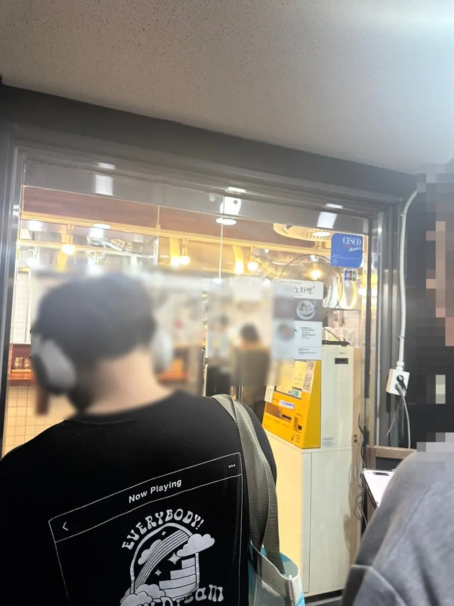 Friday evening waiting line at the entrance of Oreno Ramen Gangnam