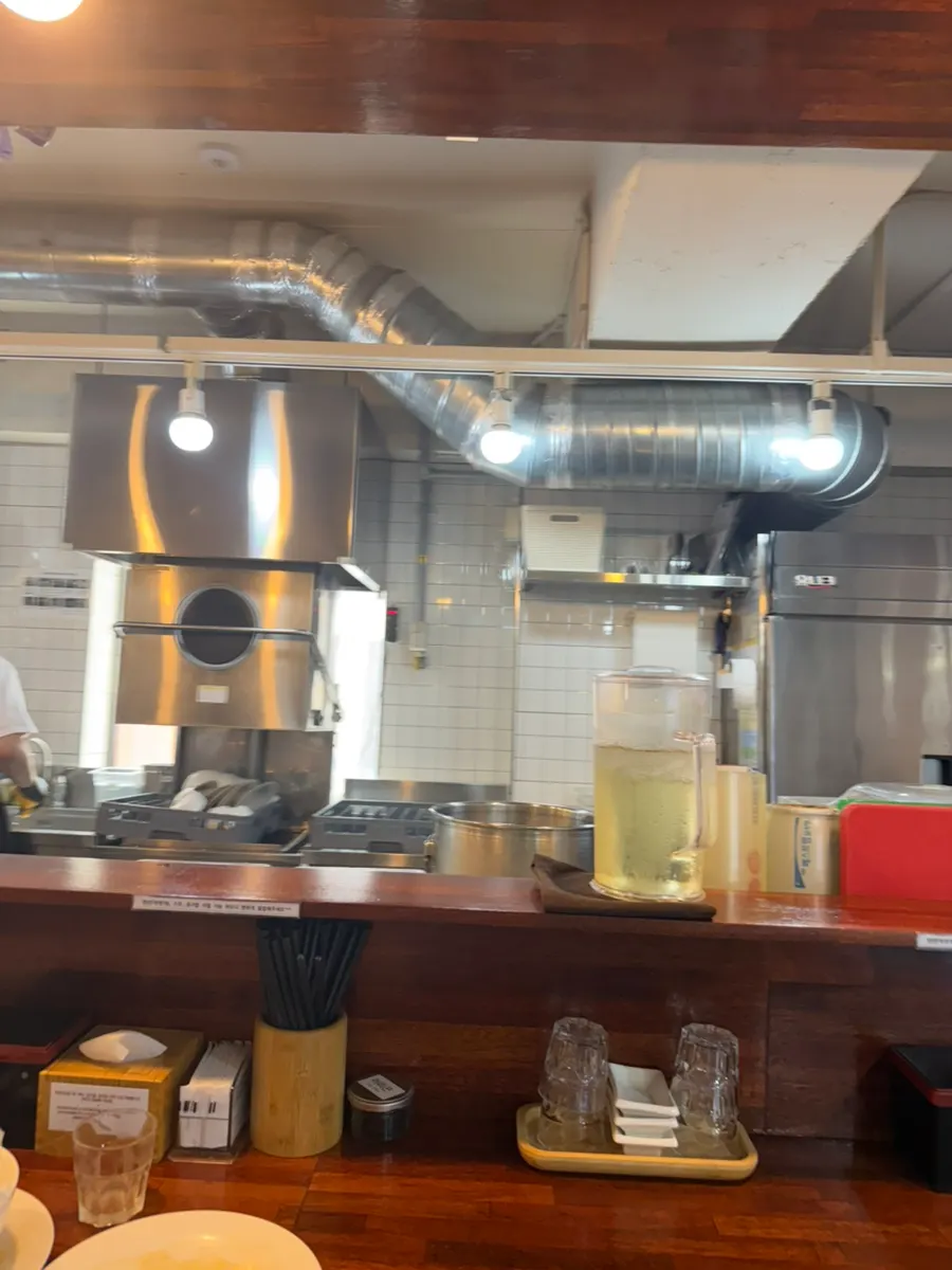 오레노라멘 강남점 다찌석 자리 세팅