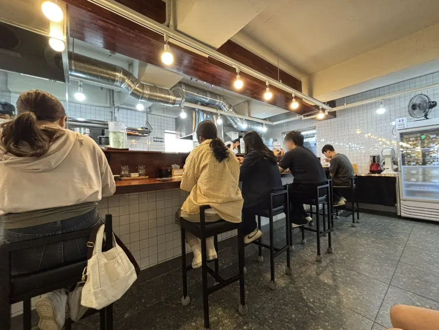 넓고 깔끔한 오레노라멘 강남점 내부