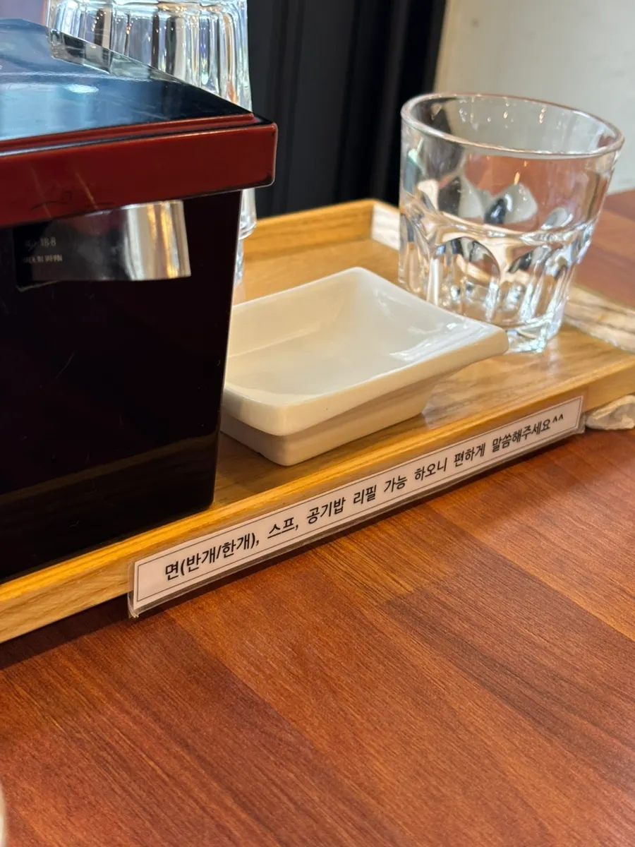 테이블에 비치된 머리끈과 물티슈