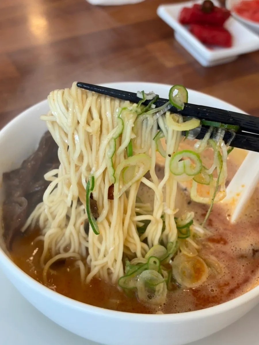 카라빠이탄에 올라간 목이버섯과 반숙란