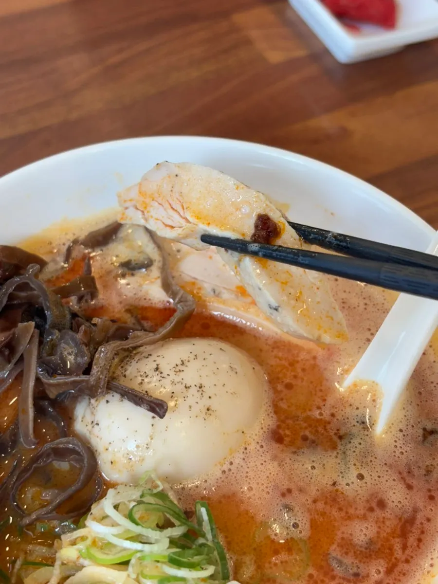 카라빠이탄 위의 부드러운 닭고기 고명