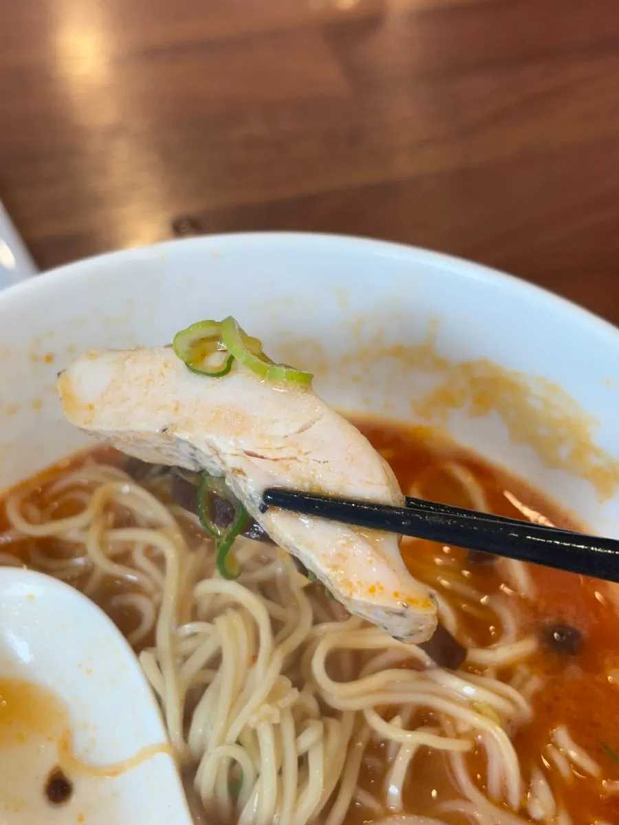 촉촉한 닭고기와 라멘 국물