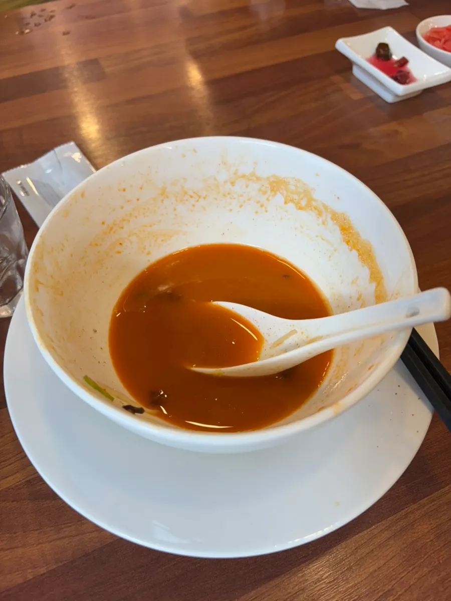 국물까지 비운 카라빠이탄 그릇