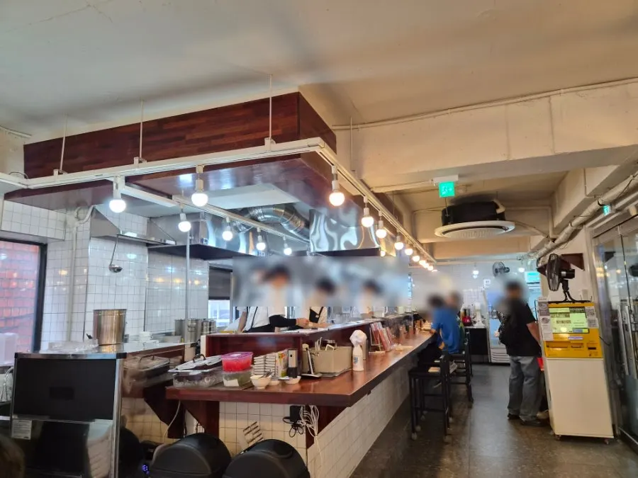 오레노라멘 강남점 오픈 키친 조리 모습