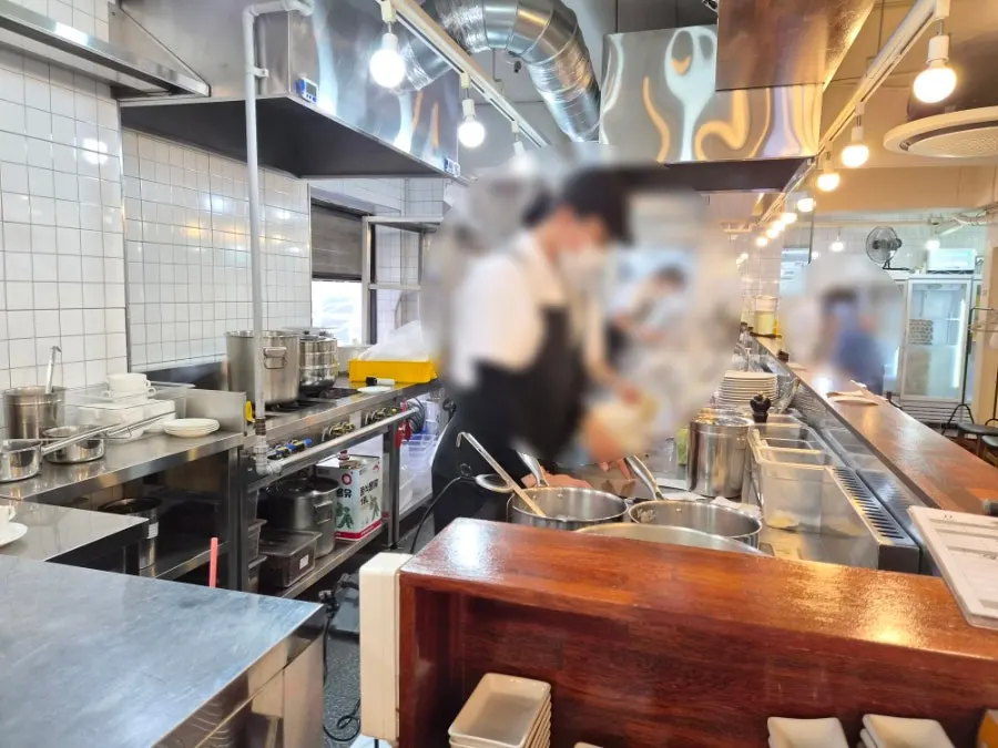 주문 즉시 라멘을 만드는 오픈 키친
