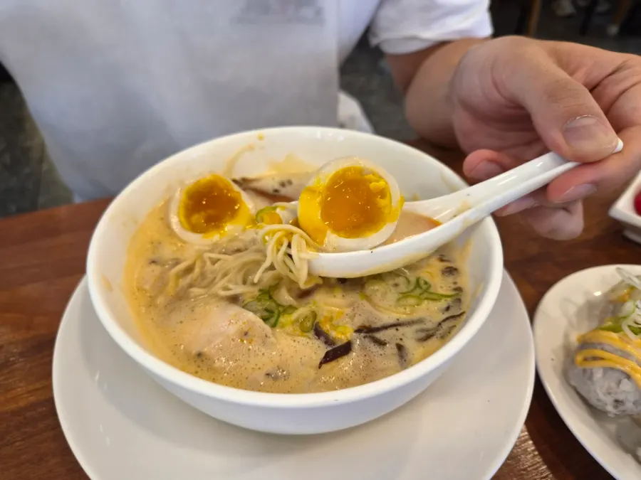 라멘에 올라간 반숙란 단면