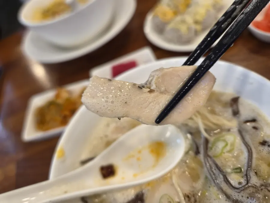 진한 닭 육수 라멘 국물과 면