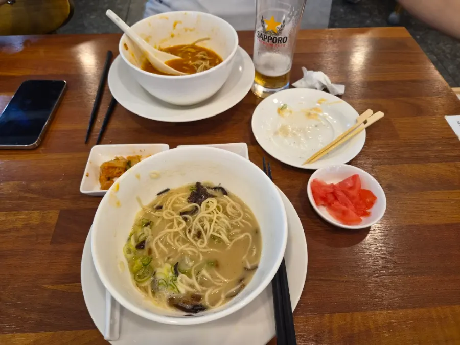 라멘과 쯔꾸네, 생맥주가 놓인 테이블