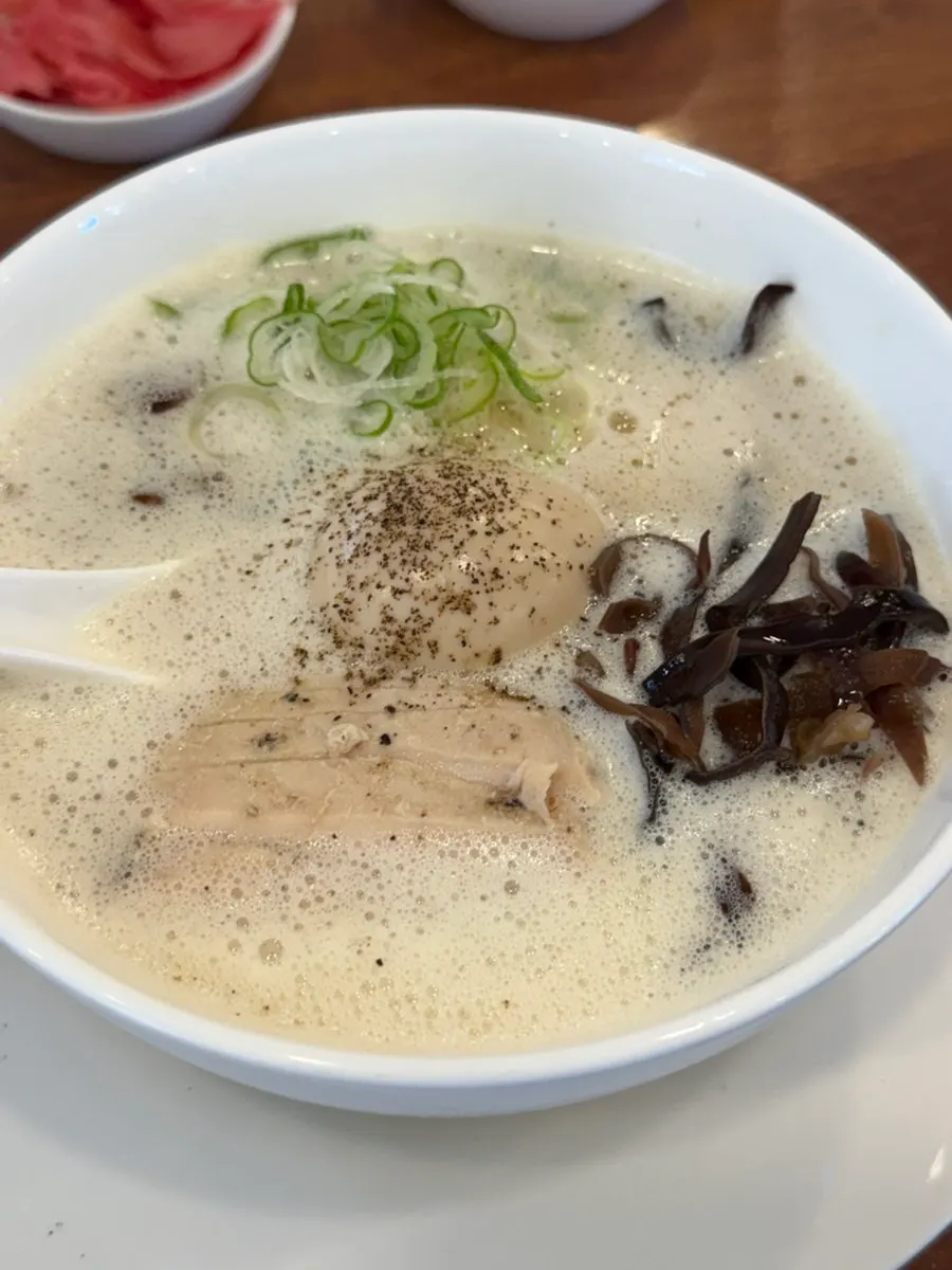 테이블에 놓인 공기밥과 김치