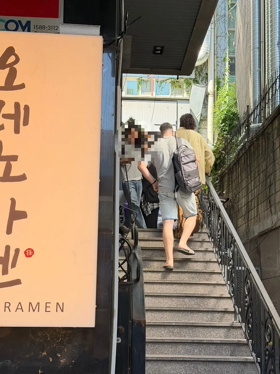 라멘과 밥, 김치를 함께 차린 한 상