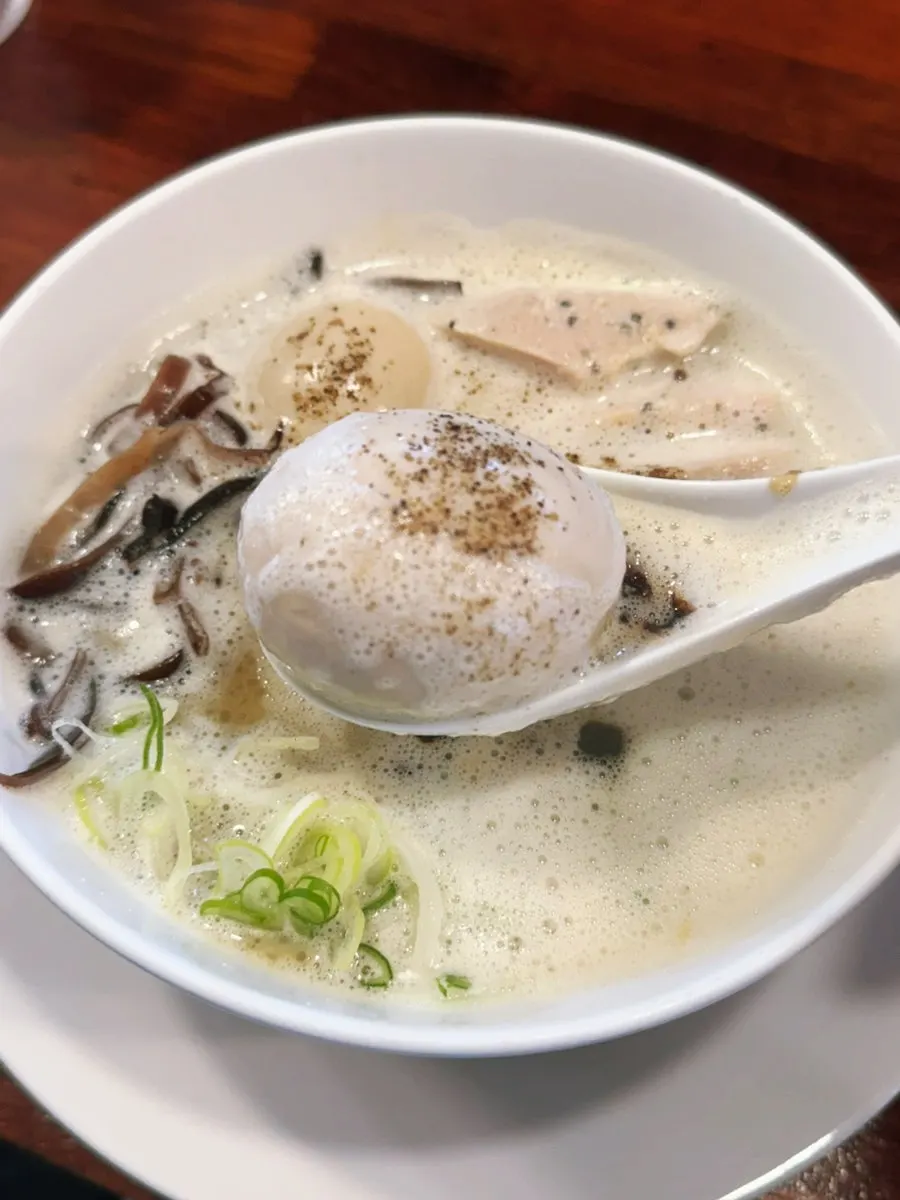토리빠이탄 위에 올라간 큼직한 반숙란