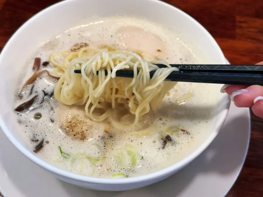 반으로 갈라 국물에 적신 반숙란