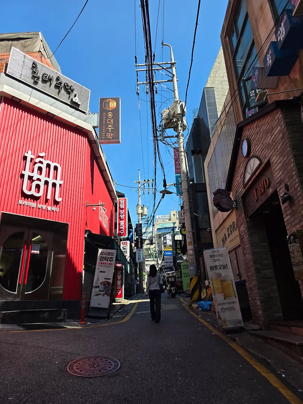 Sunday lunchtime street scene near Gangnam Station