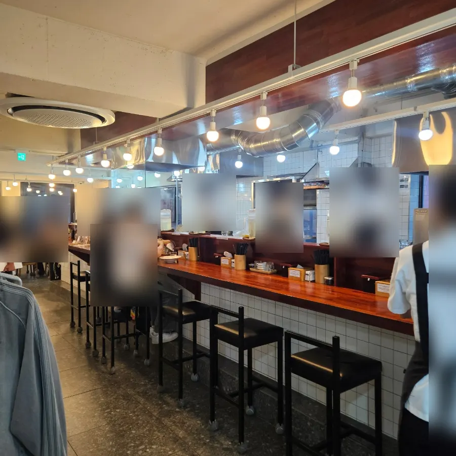 4-person and 2-person tables at Oreno Ramen Gangnam