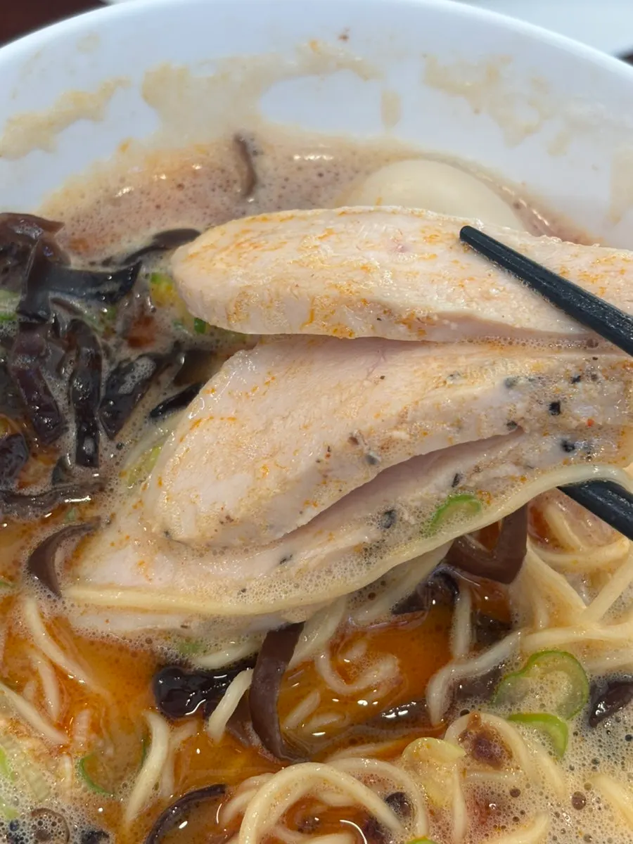 카라빠이탄 국물에 밥 말아 먹는 모습