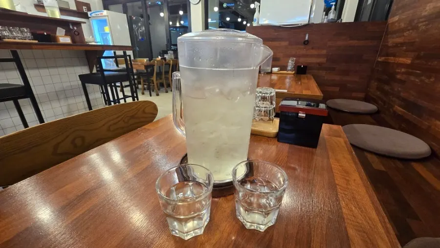 면·밥·국물 무한리필 안내가 있는 테이블