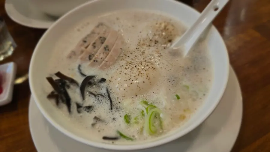 반숙계란을 추가한 라멘 두 그릇