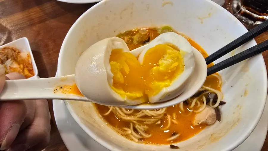목이버섯과 파가 올라간 카라빠이탄 면