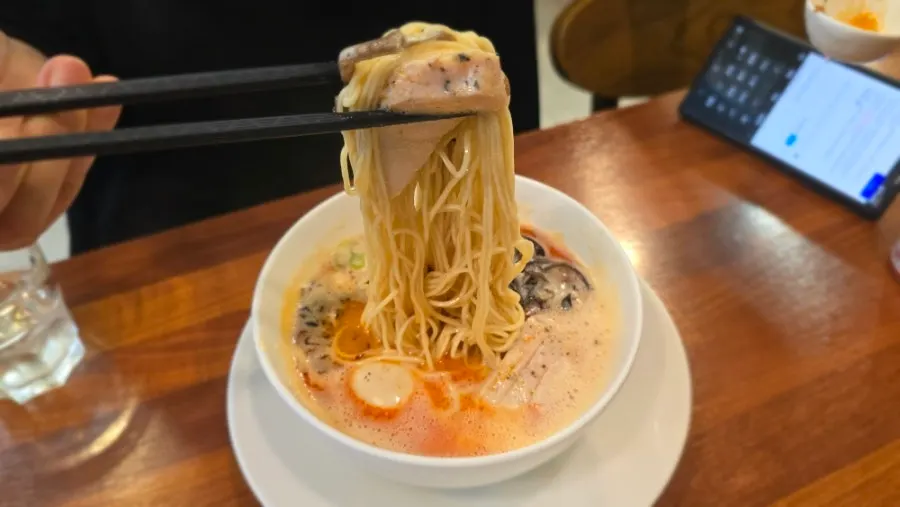 리필과 함께 나온 부드러운 닭가슴살 조각