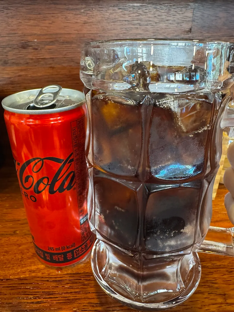 A cold zero cola served in an ice-filled cup