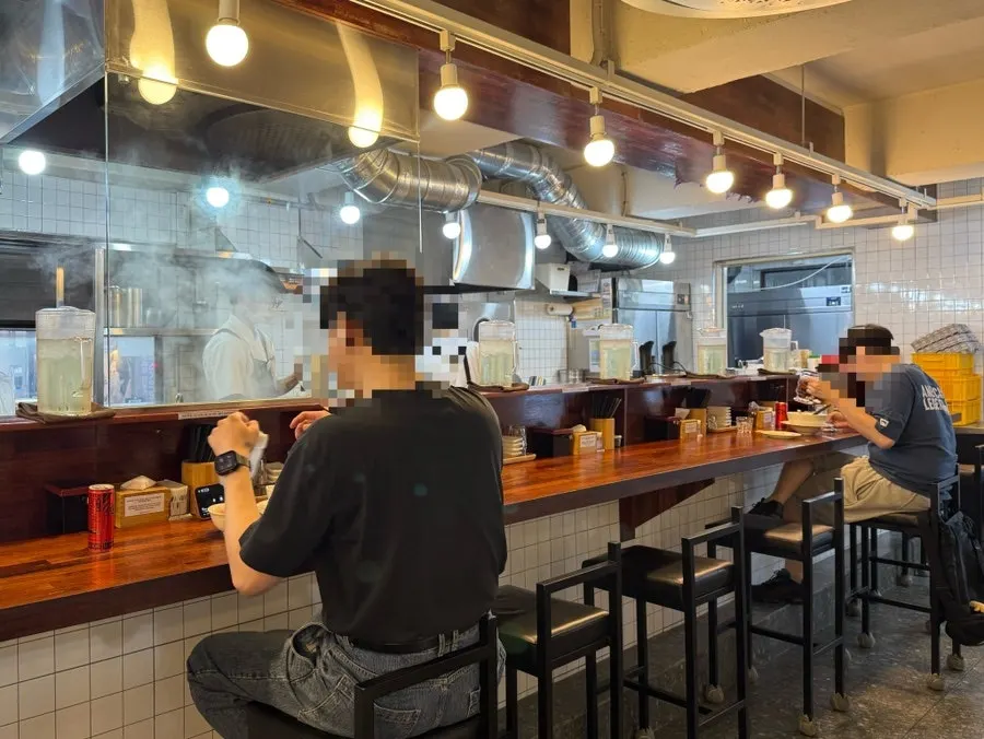 Counter seats at Oreno Ramen Gangnam facing the kitchen