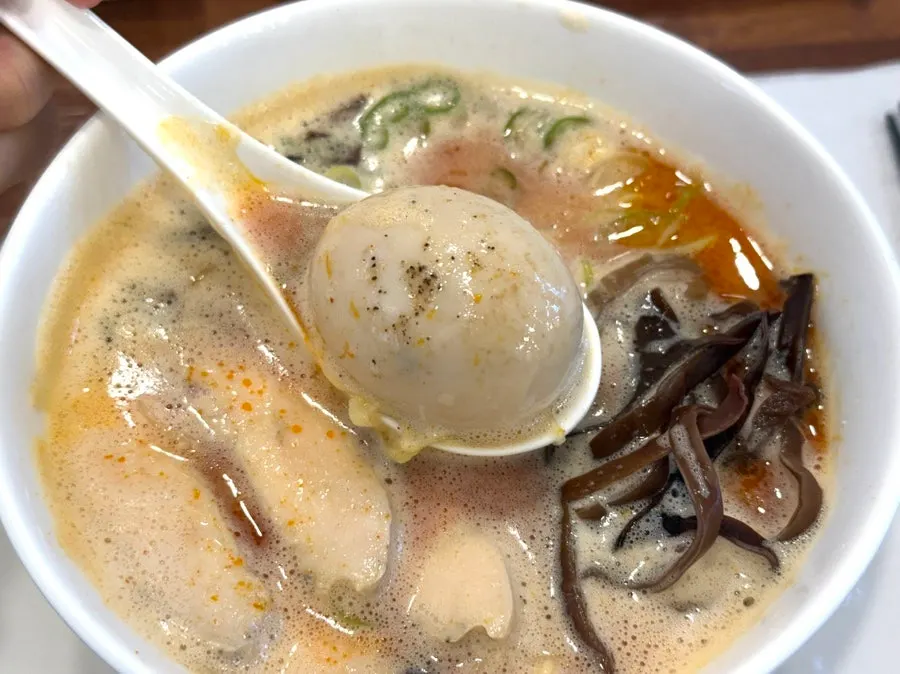 Two bowls of ramen placed side by side on the table