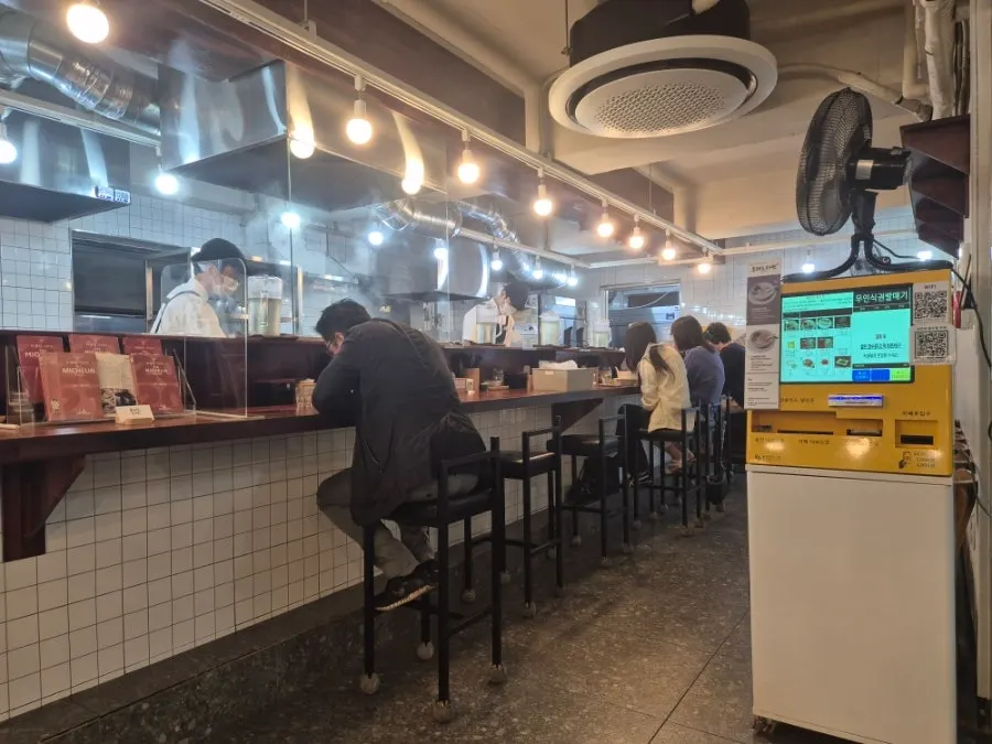 Solo-dining zone seating at Oreno Ramen Gangnam