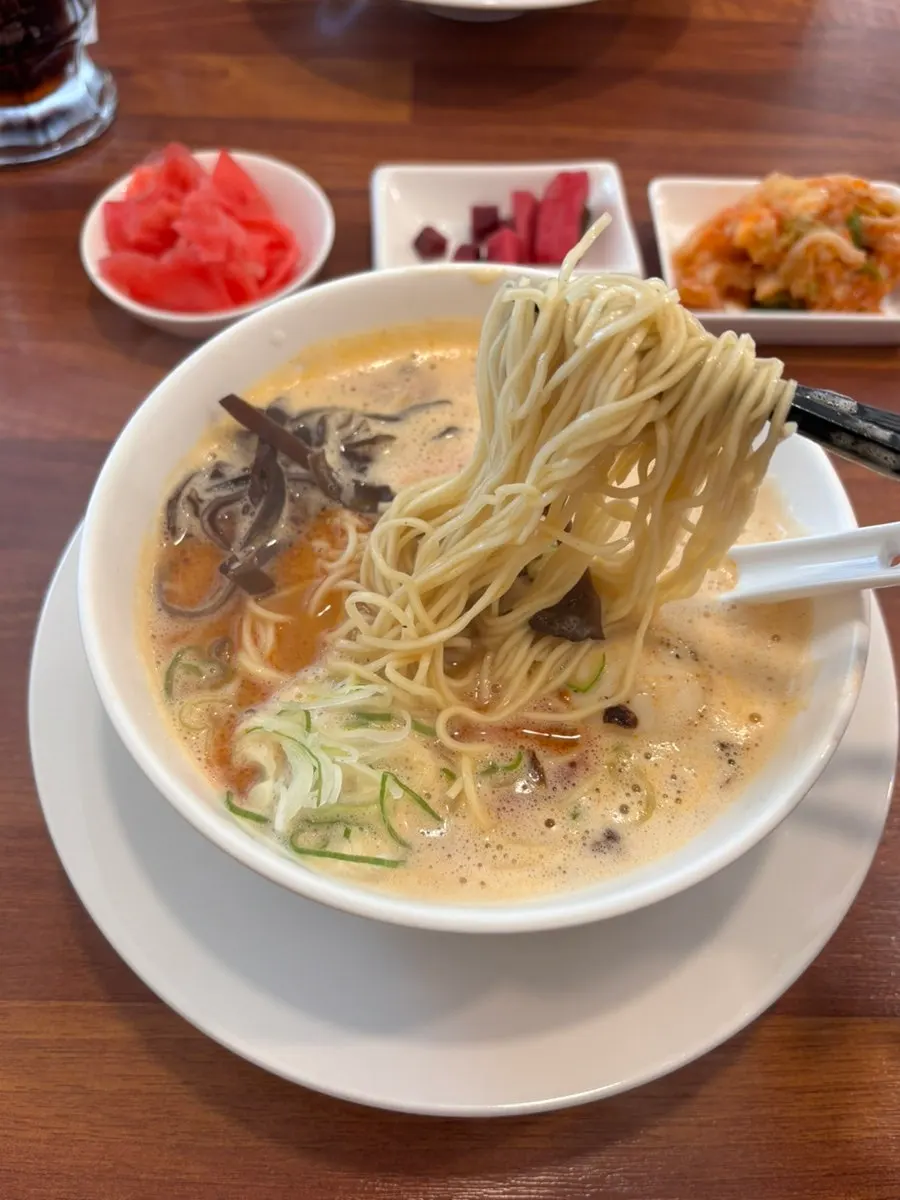Noodles and toppings in the kara paitan