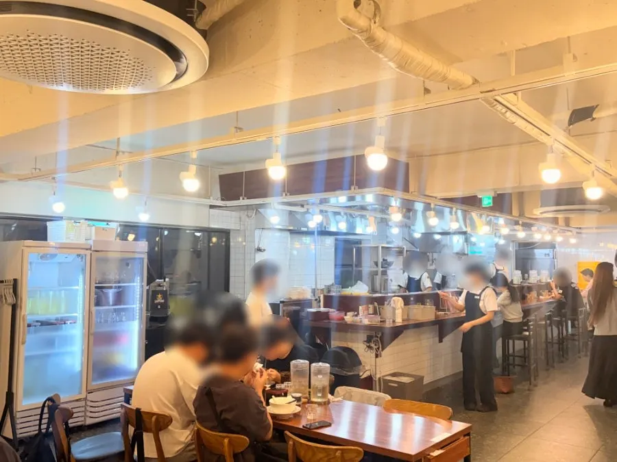 오레노라멘 강남점 매장 내부 전경