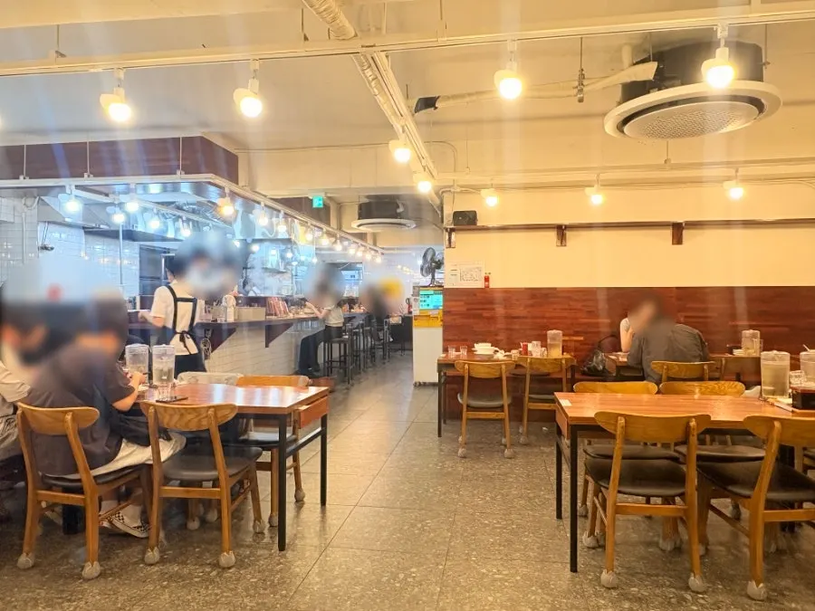 저녁 시간 손님들로 찬 오레노라멘 강남점 홀