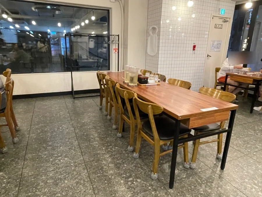 밝고 넓은 오레노라멘 강남점 매장 내부